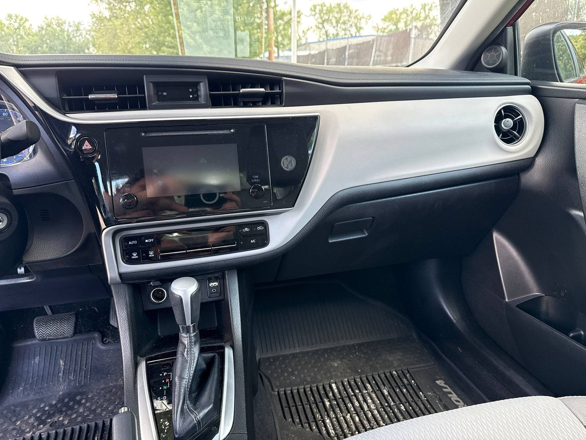 Used 2018 Toyota Corolla LE FWD image 18