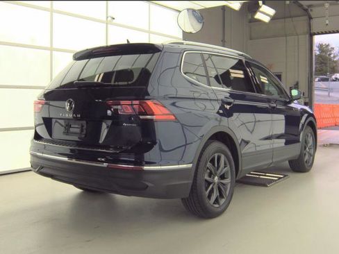 Used 2023 Volkswagen Tiguan SE w/ Panoramic Sunroof Package image 23