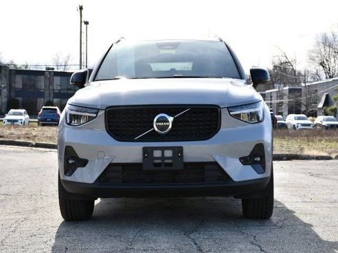 Used 2025 Volvo XC40 B5 Plus image 2