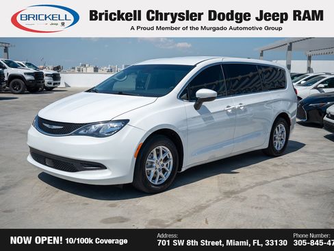 Used 2023 Chrysler Voyager LX image 1