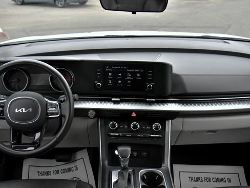 Used 2024 Kia Carnival LX image 37