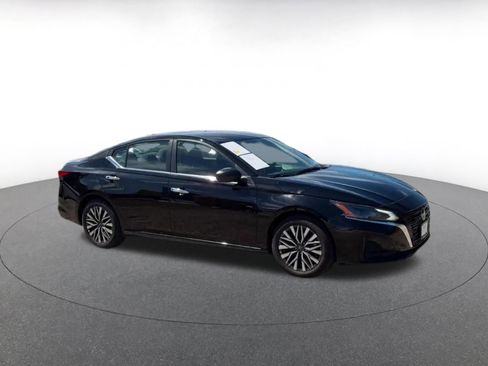 Used 2025 Nissan Altima 2.5 SV FWD image 2