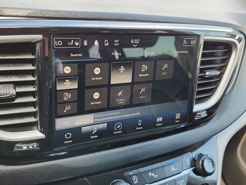 Used 2023 Chrysler Pacifica Touring-L FWD image 27