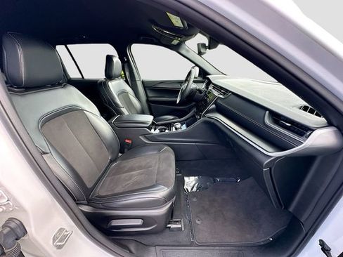 Used 2023 Jeep Grand Cherokee Altitude image 27