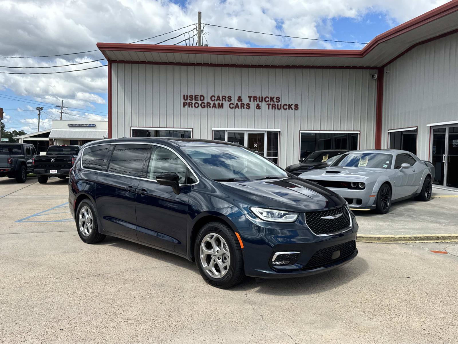 Used 2024 Chrysler Pacifica Limited FWD image 2