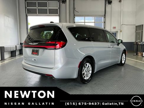 Used 2023 Chrysler Pacifica Touring-L FWD image 21