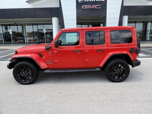 Used 2025 Jeep Wrangler Unlimited Sahara AWD/4WD image 8