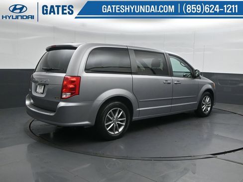 Used 2016 Dodge Grand Caravan SE image 2