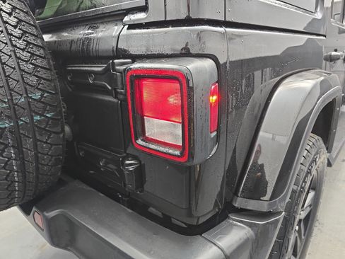 Used 2022 Jeep Wrangler Unlimited Sahara image 31