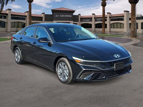 Certified 2025 Hyundai Elantra Hybrid FWD image 2