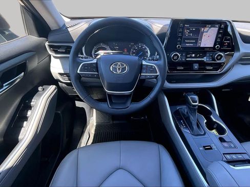 Used 2022 Toyota Highlander XLE AWD/4WD image 5