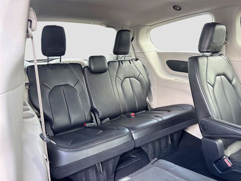 Used 2023 Chrysler Pacifica Touring-L FWD image 26