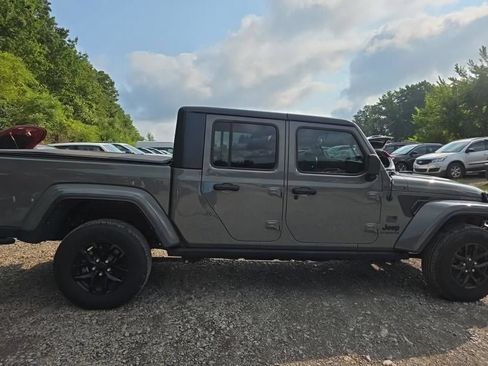 Used 2023 Jeep Gladiator Sport AWD/4WD image 9