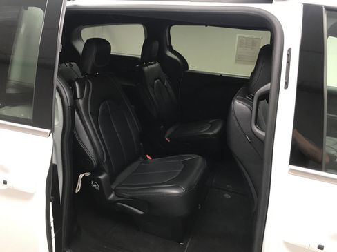 Used 2025 Chrysler Pacifica Select image 20