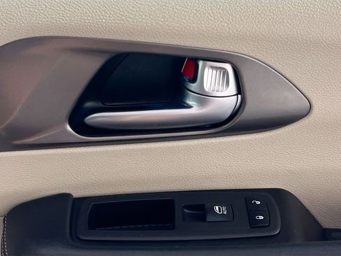 Used 2023 Chrysler Pacifica Touring-L image 32