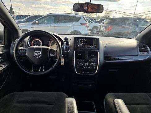 Used 2016 Dodge Grand Caravan SE image 3