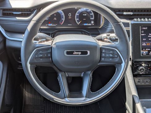 Used 2025 Jeep Grand Cherokee Altitude AWD/4WD image 31