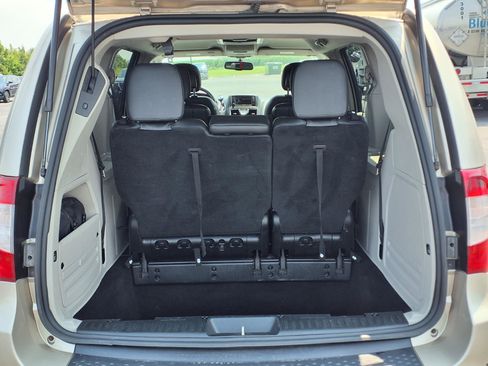 Used 2016 Chrysler Town & Country Touring w/ Driver Convenience Group FWD image 10