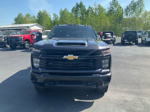Used 2024 Chevrolet Silverado 2500 Custom w/ Custom Value Package AWD/4WD image 2