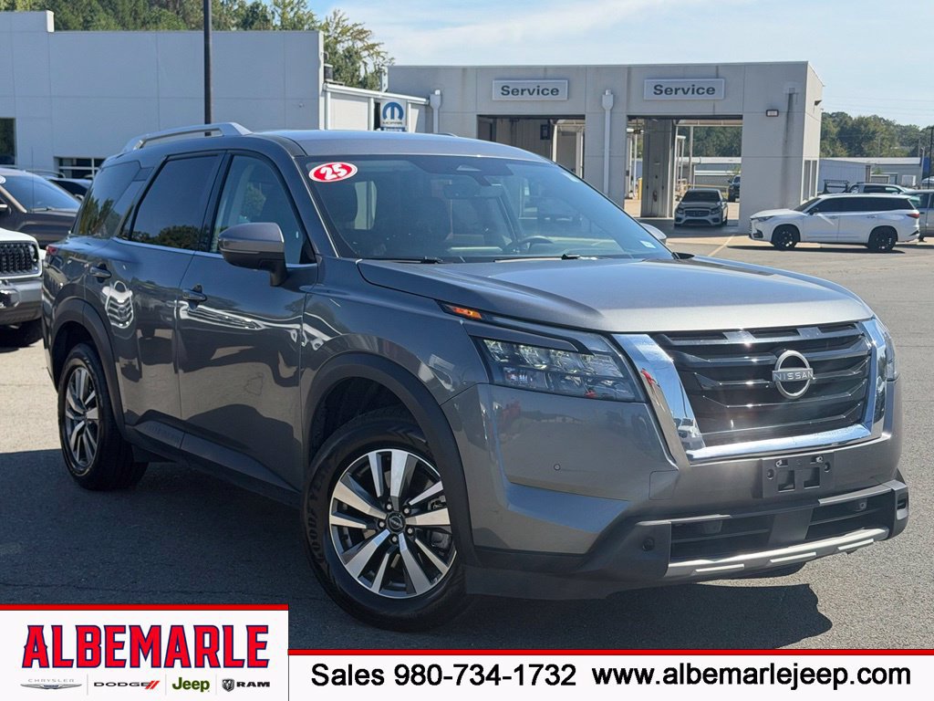 Used 2025 Nissan Pathfinder SL FWD image 1