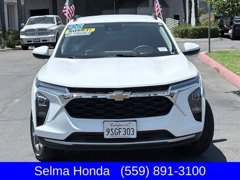 Used 2025 Chevrolet Trax LT FWD image 3