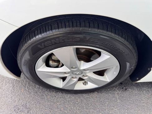 Used 2013 Hyundai Elantra GLS image 2