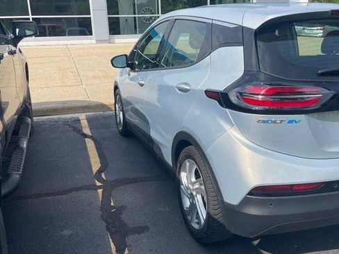 Used 2023 Chevrolet Bolt LT FWD image 2