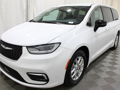 Used 2024 Chrysler Pacifica Touring-L FWD image 34
