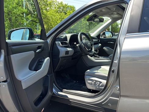 Used 2025 Toyota Highlander XLE AWD/4WD image 2