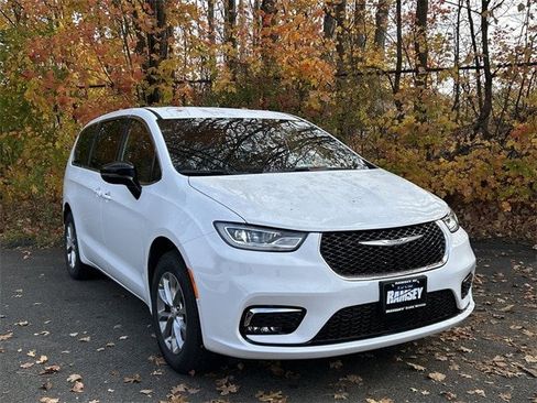 New 2026 Chrysler Pacifica Select image 1