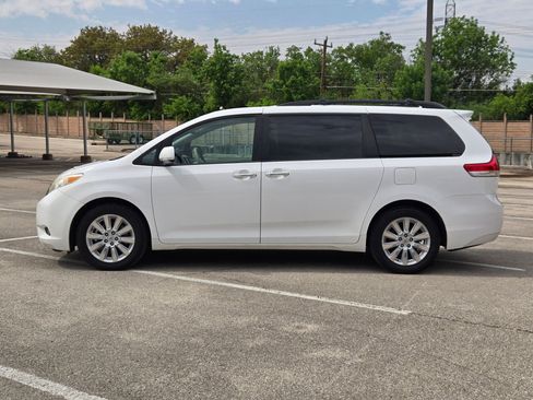 Used 2013 Toyota Sienna XLE w/ Premium Pkg image 6
