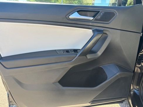 Used 2021 Volkswagen Tiguan SE w/ Panoramic Sunroof Package image 14