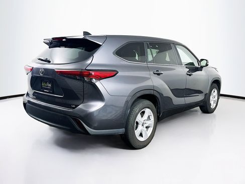 Used 2023 Toyota Highlander LE FWD image 9