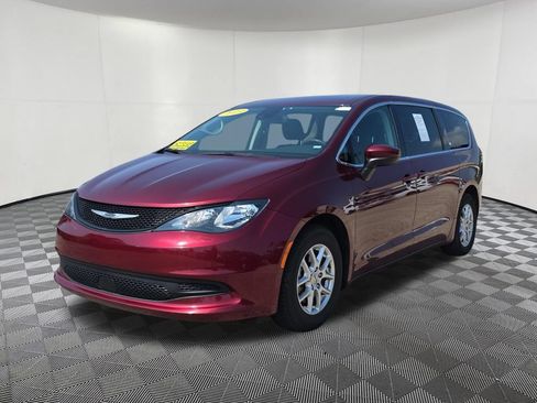 Used 2023 Chrysler Voyager LX FWD image 3