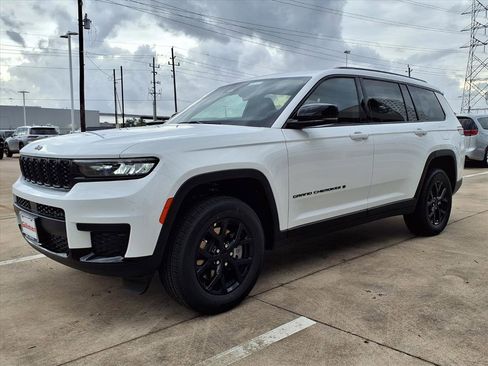 New 2025 Jeep Grand Cherokee L Altitude RWD image 17