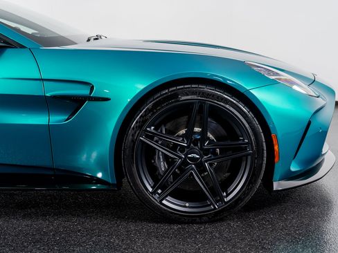 Used 2025 Aston Martin V8 Vantage Coupe image 6