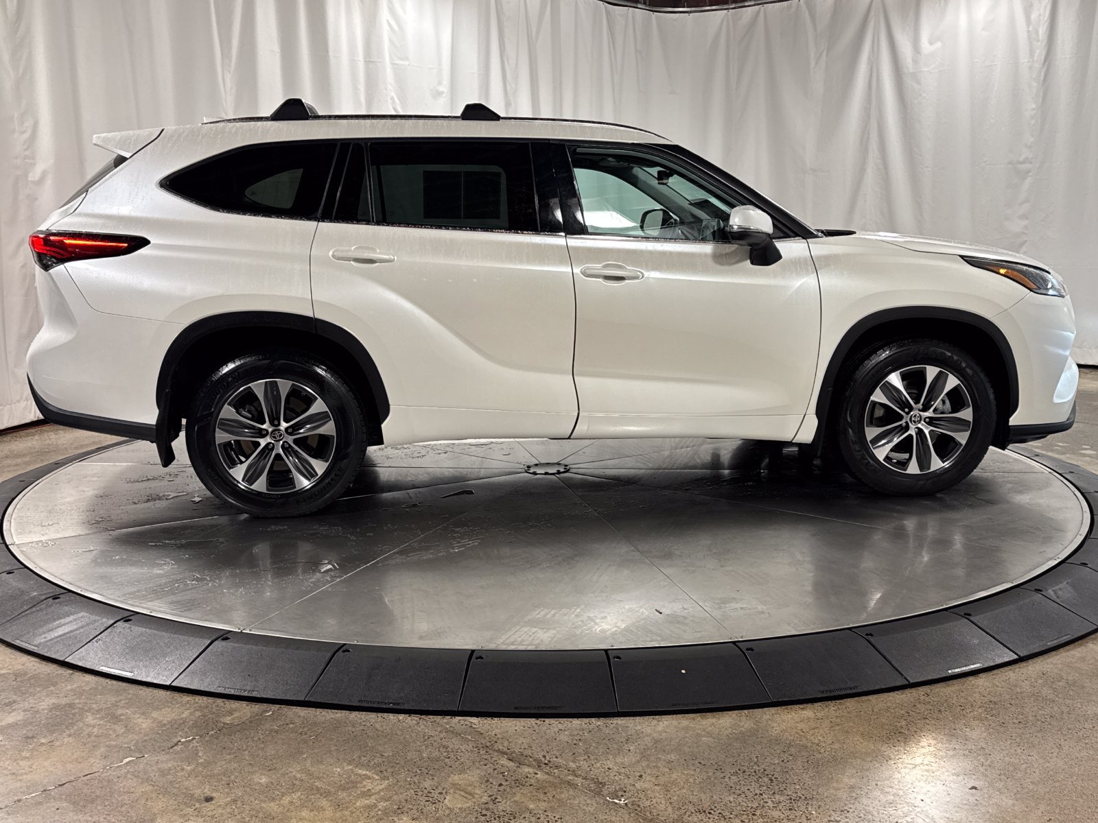 Used 2021 Toyota Highlander XLE AWD/4WD image 6