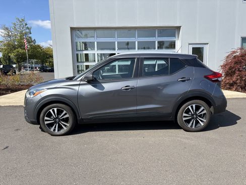 Used 2019 Nissan Kicks SV FWD image 2