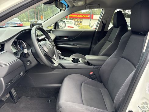 Used 2022 Toyota Venza LE image 10