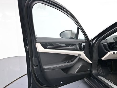 Certified 2025 Porsche Panamera 4 image 15