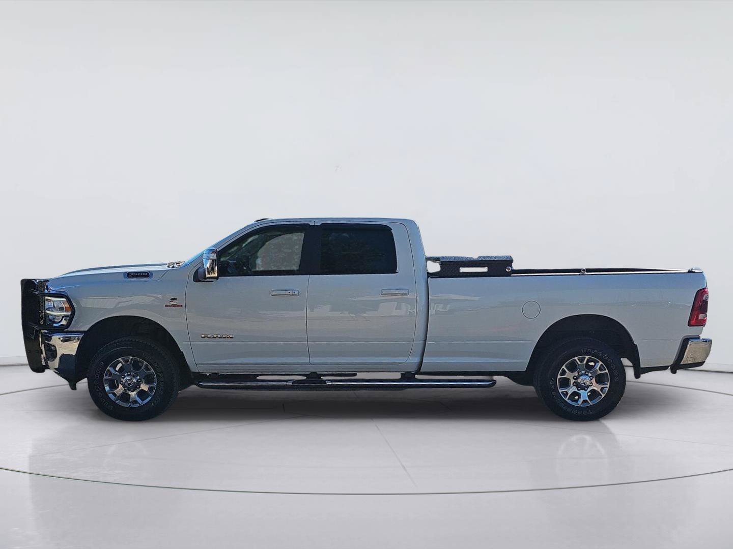 Used 2024 RAM 3500 Laramie AWD/4WD image 2