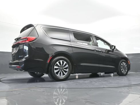 Used 2023 Chrysler Pacifica Touring-L FWD image 65