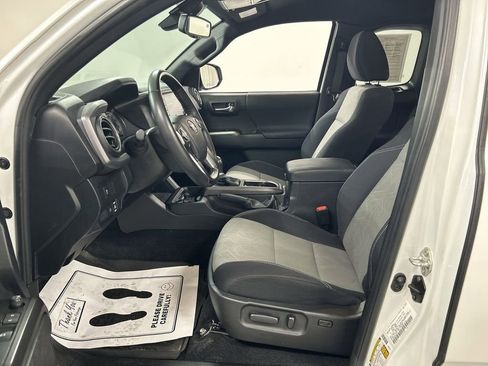 Used 2022 Toyota Tacoma TRD Sport image 9