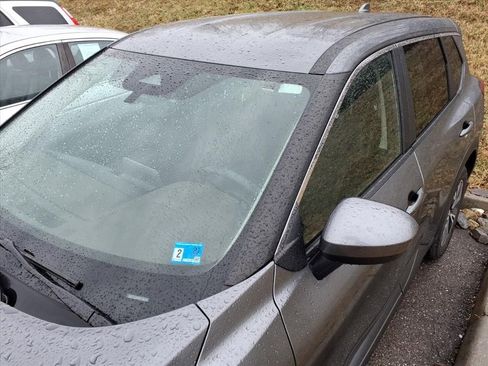 Used 2023 Nissan Rogue SV image 3