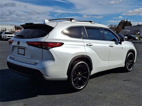 Used 2022 Toyota Highlander XLE image 10