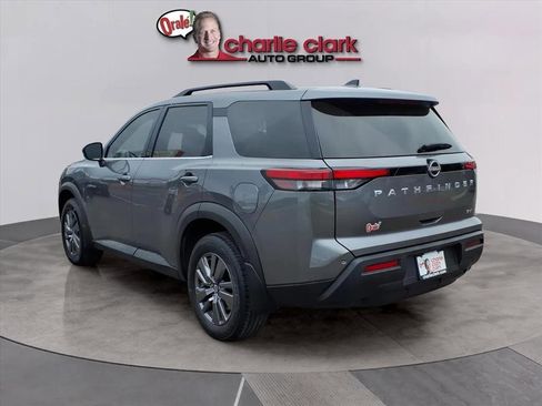 Used 2024 Nissan Pathfinder SV image 3