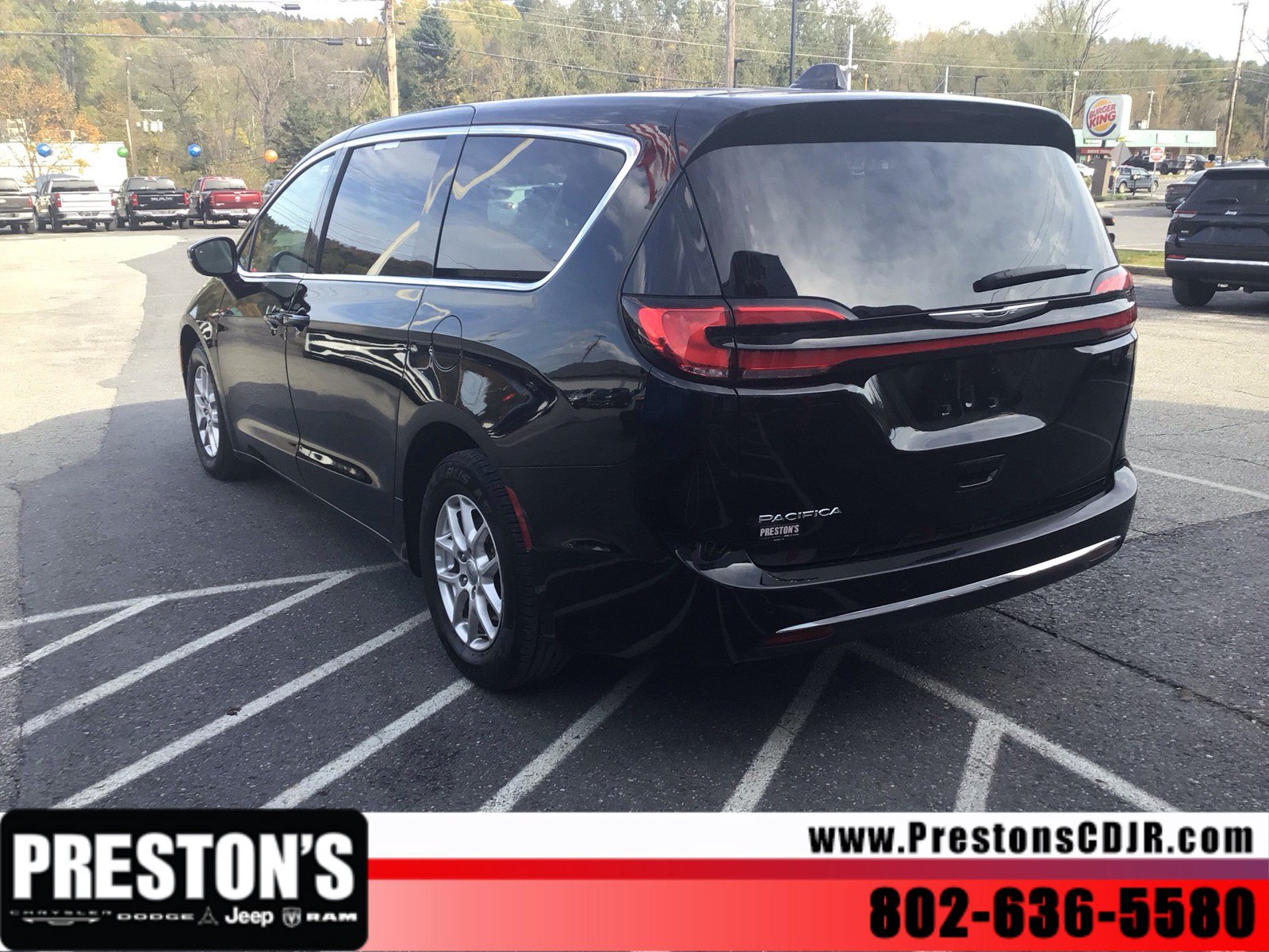 Used 2024 Chrysler Pacifica Touring-L FWD image 3
