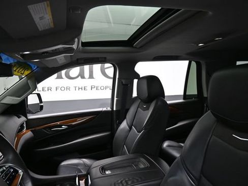 Used 2017 Cadillac Escalade Luxury AWD/4WD image 18