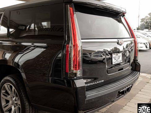 Used 2018 Cadillac Escalade ESV Luxury image 14