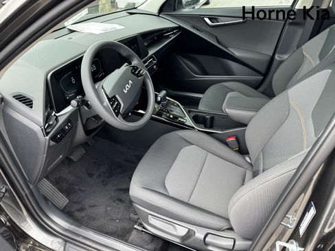 New 2025 Kia Niro LX image 9